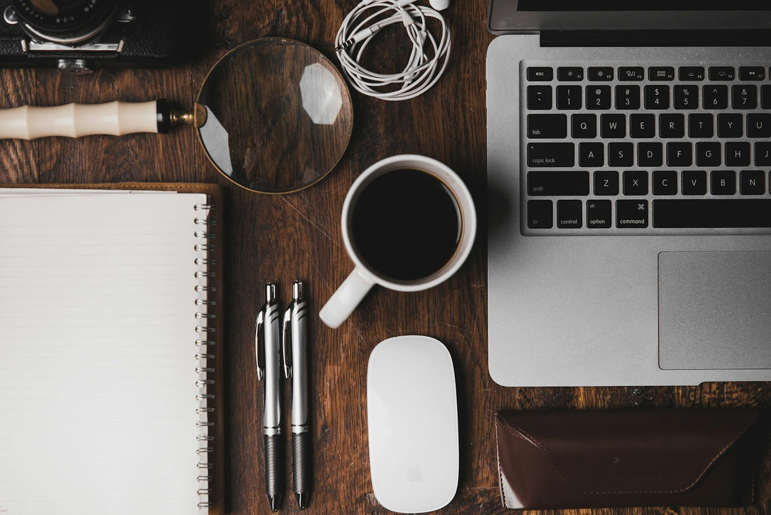 Tazza di caffè vicino a un laptop