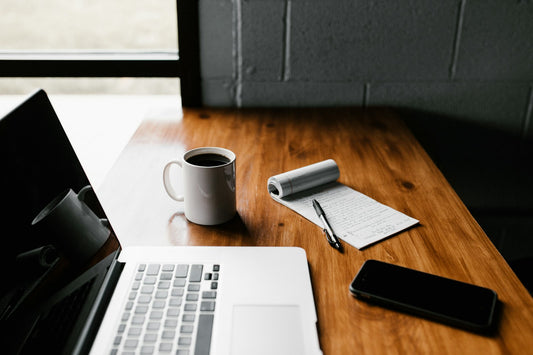 Scrivania con laptop e tazza per lavorare con concentrazione