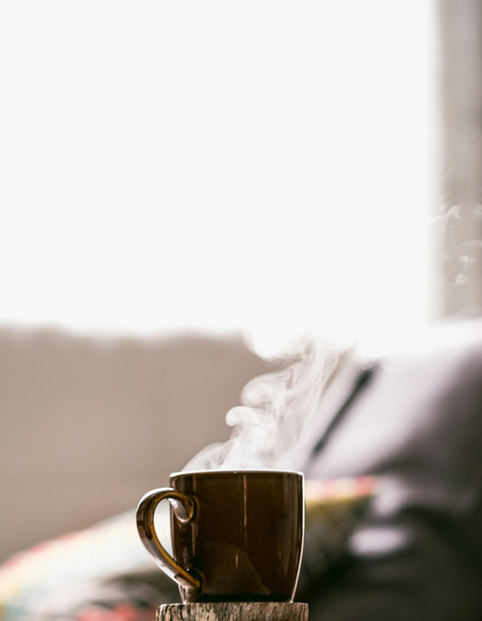 Tazza di caffè caldo con piattino